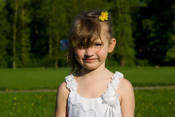 Het meisje in haar haar is bloem, in de natuur — Stockfoto