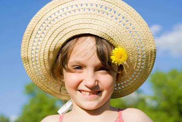 A menina de chapéu, na natureza — Fotografia de Stock