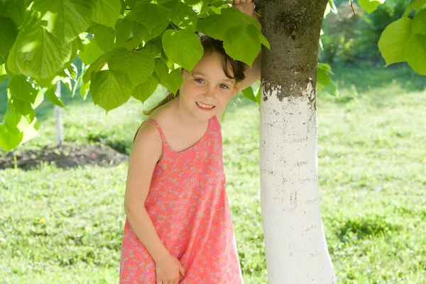 Dziewczyna stoi pod drzewem, w przyrodzie — Zdjęcie stockowe