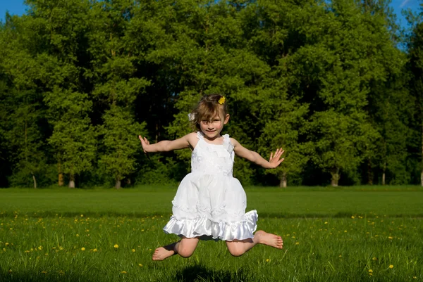 自然の中でジャンプの女の子 — ストック写真