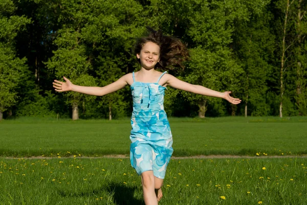 A menina corre, na natureza — Fotografia de Stock