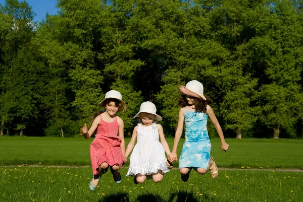 Tre flickor hoppning, i naturen — Stockfoto