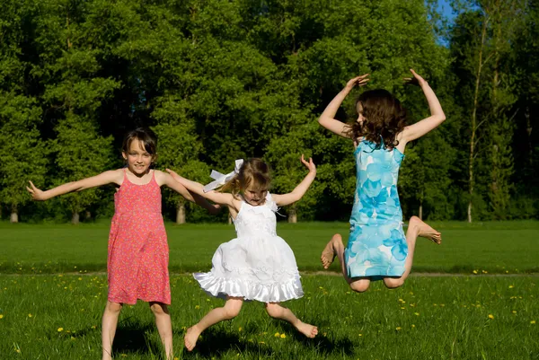 跳跃，在自然中的三个女孩 — 图库照片