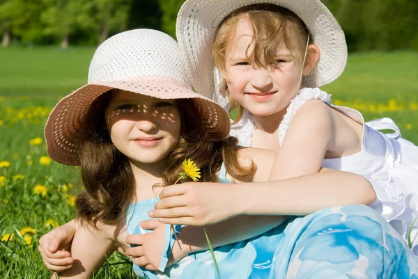 牧草地に座っている 2 人の女の子 — ストック写真