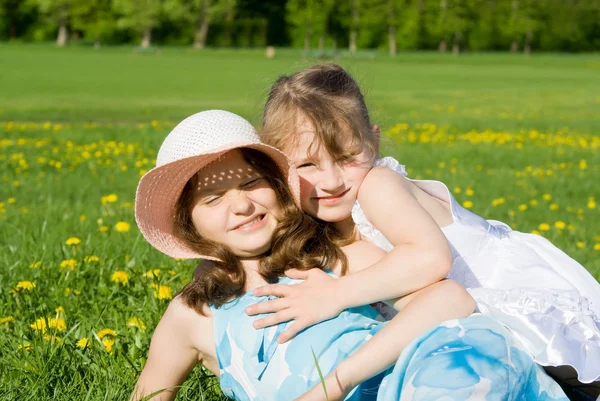 Duas meninas sentadas no prado — Fotografia de Stock