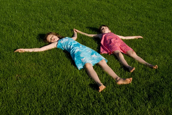 Две девушки спали на траве, на природе. — стоковое фото