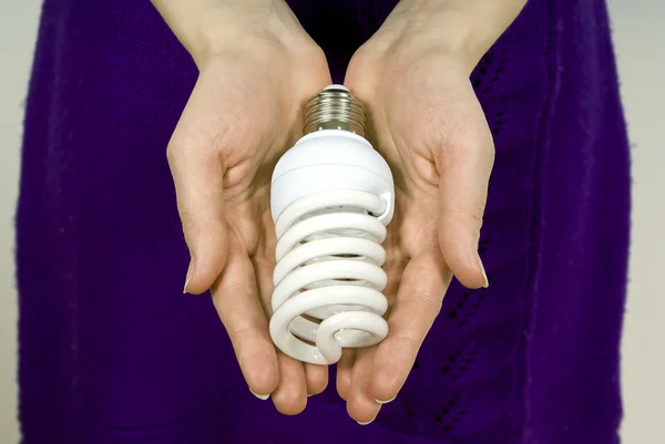 Bonita mão realizada, lâmpada — Fotografia de Stock