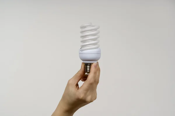 A mão segurando a lâmpada — Fotografia de Stock
