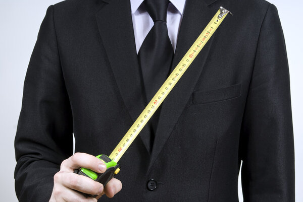 Мужчина в руке держит измерительный прибор
