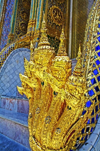 Złoty nagas w wat phra Kaew w Bangkoku — Zdjęcie stockowe