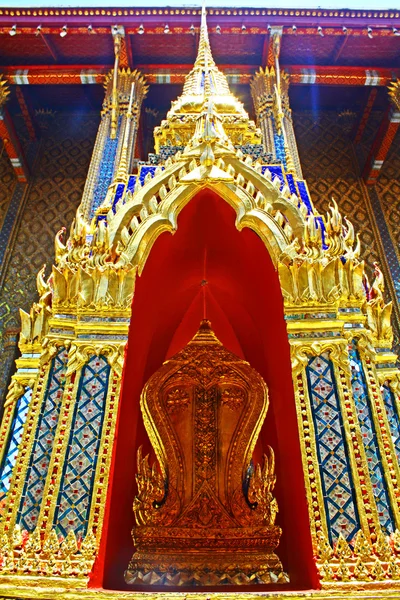 Złota pagoda w wat phra Kaew w Bangkoku — Zdjęcie stockowe