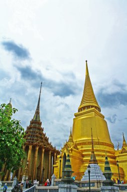 golden pagoda wat phra kaew adlı