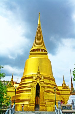 golden pagoda wat phra kaew adlı