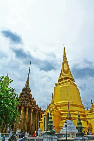 De gouden pagode in wat phra kaew — Stockfoto