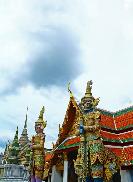Два гиганта в Ват Пхра Кэо, Бангкок — стоковое фото