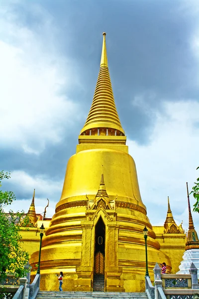 A Wat Phra Kaew arany pagoda — Stock Fotó