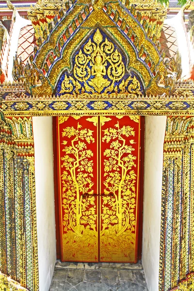 Tajskiej sztuki na drzwi w wat phra Kaew w Bangkoku — Zdjęcie stockowe