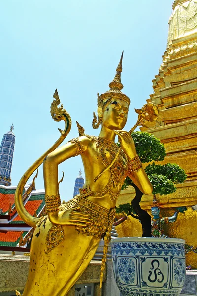 Ängel vid wat phra kaeo, bangkok — Stockfoto