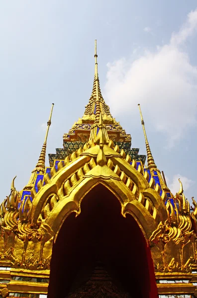 O pagode dourado em Wat Phra Kaew — Fotografia de Stock