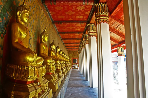 Buddharupa na fila — Fotografia de Stock