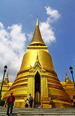 golden pagoda wat phra kaew adlı