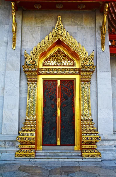 Arte tailandesa na porta . — Fotografia de Stock