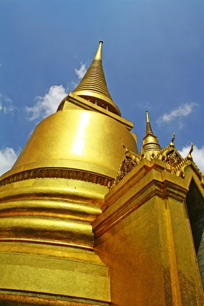 O pagode dourado em Wat Phra Kaew — Fotografia de Stock