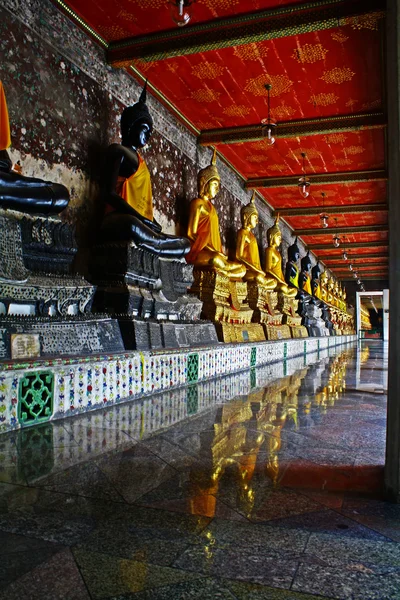 Buddharupa na fila — Fotografia de Stock