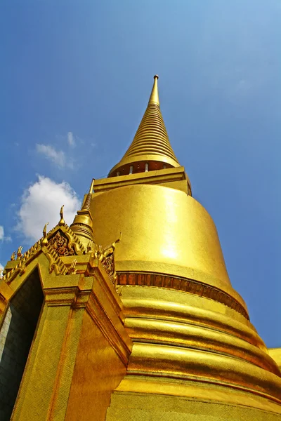 La pagoda dorada en Wat Phra Kaew — Foto de Stock