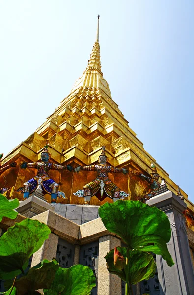 Золота пагода в ВАТ Смарагдового Будди — стокове фото