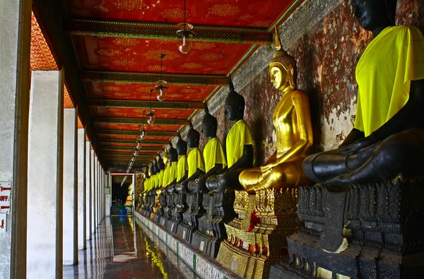 Buddharupa i raden — Stockfoto