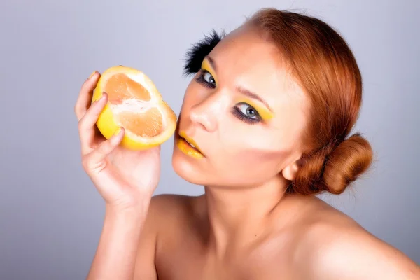 Dívka s grapefruit — Stock fotografie