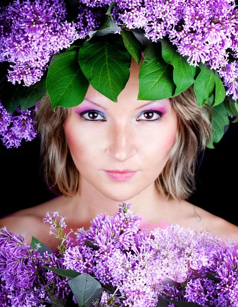 Dívka s sladká kytice šeříků — Stock fotografie