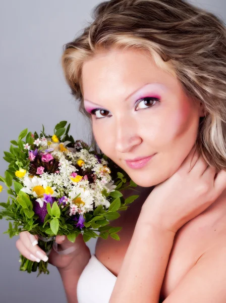 Girl with a sweet bouquet of daisies — Stock Photo, Image