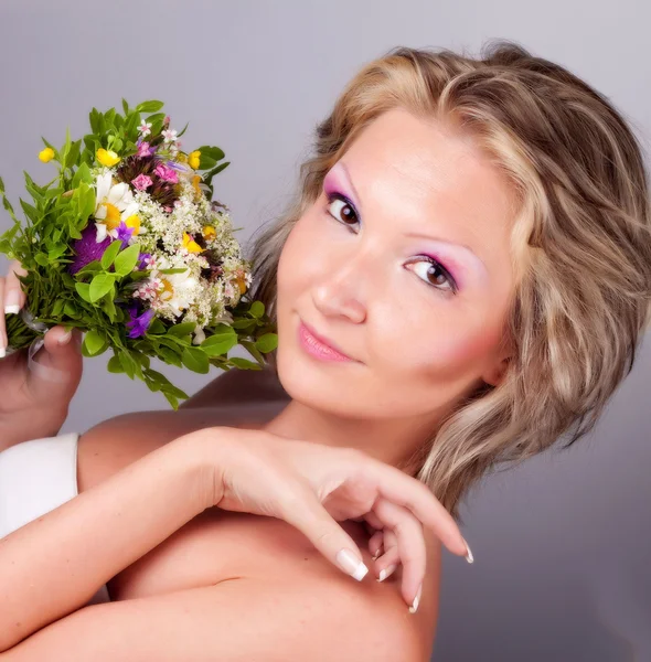 Girl with a sweet bouquet of daisies — Stock Photo, Image