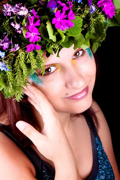 Mädchen mit einem süßen Strauß Wildblumen — Stockfoto