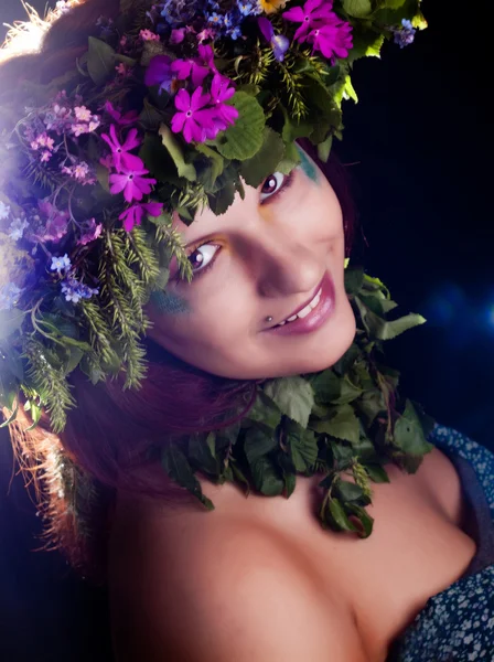 Chica con un dulce ramo de flores silvestres — Foto de Stock