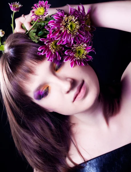 Girl with a sweet bouquet of purple daisies — Stock Photo, Image