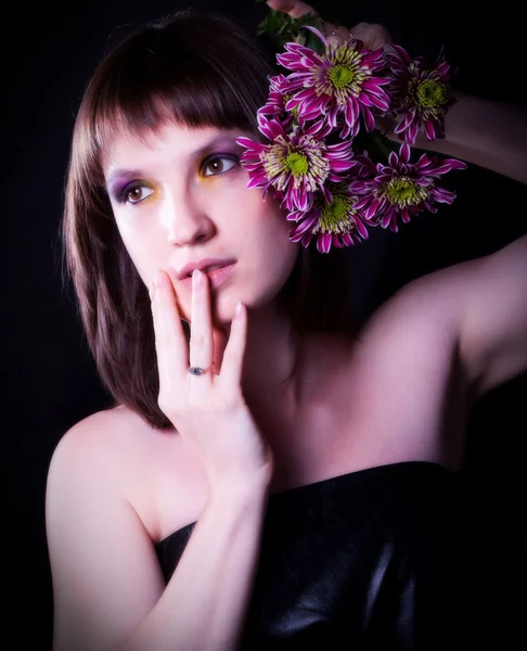 Girl with a sweet bouquet of purple daisies — Stock Photo, Image