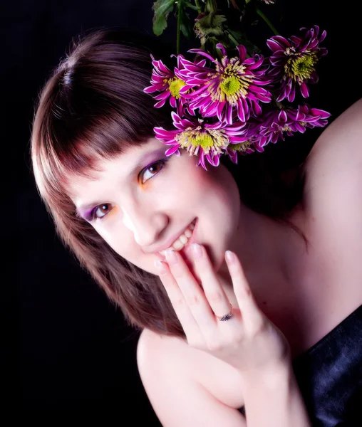 Mädchen mit einem süßen Strauß lila Gänseblümchen — Stockfoto