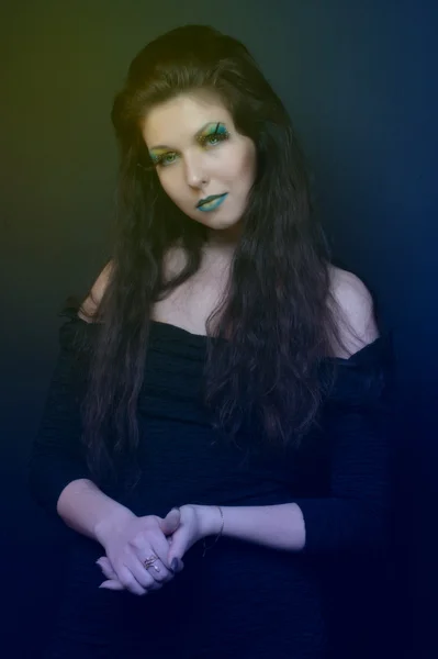 Flicka med gröna make-up — Stockfoto