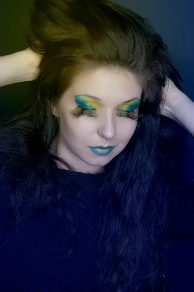 Flicka med gröna make-up — Stockfoto