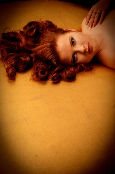 Lány vörös hajú hullámokhoz — Stock Fotó