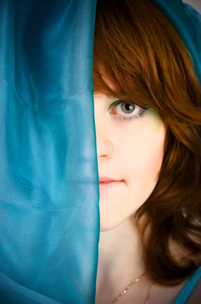 Dívka s modrou látkou — Stock fotografie