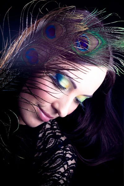 Chica con plumas de pavo real —  Fotos de Stock