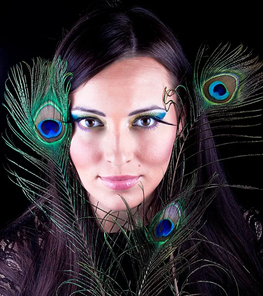 Chica con plumas de pavo real —  Fotos de Stock
