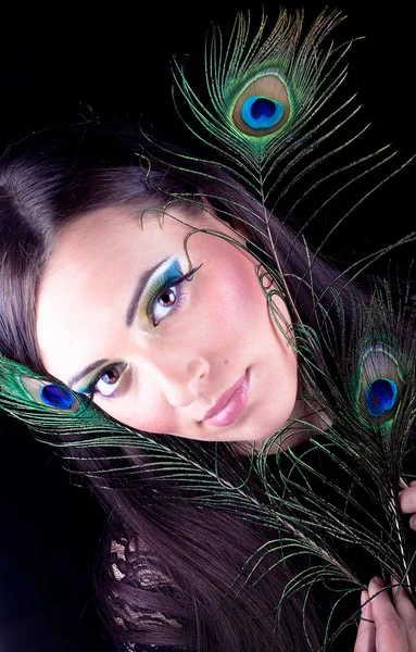 Chica con plumas de pavo real — Foto de Stock