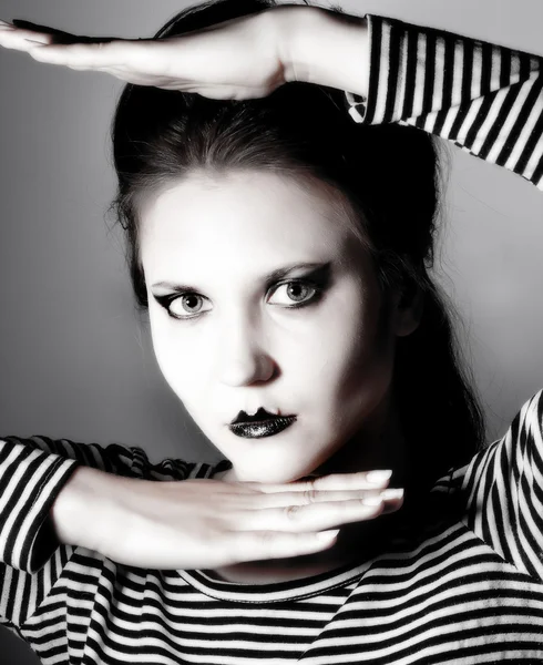 O mímica menina com preto e branco — Fotografia de Stock