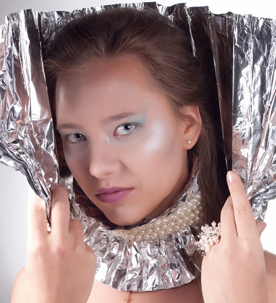 Flicka med silver krage — Stockfoto