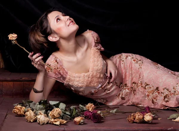 Una ragazza con vestito di rose — Foto Stock